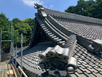 【豊川市】神社屋根修繕工事|瓦屋根と銅板部分を修繕し、歴史ある外観を維持