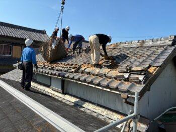 既存の瓦を一枚ずつ取り外し、屋根下地が確認できる状態まで撤去を進めました。屋根内部の状態を確認しながら作業を行い、新しく施工する下地や屋根材に影響が出ないよう、残す部分にも配慮しながら慎重に撤去しています。