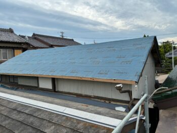 新しい木下地の上には、防水紙を屋根全体に施工しました。屋根材の下へ雨水が入り込んだ場合にも建物内部へ浸入しにくいよう、重なりや取り合い部分を確認しながら施工しています。屋根を長く守るうえで重要な防水層を丁寧に整えました。