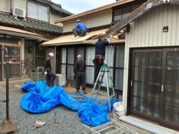既存下地の撤去後、新しい木下地を屋根全体に施工しました。屋根材を安定して取り付けられるよう、下地の位置や高さを確認しながら一枚ずつ設置しています。屋根全体の納まりにずれが出ないよう調整しながら施工を進めました。