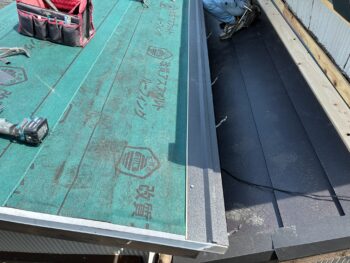 新しい木下地の上には、防水紙を屋根全体に施工しました。屋根材の下へ雨水が入り込んだ場合にも建物内部へ浸入しにくいよう、重なりや取り合い部分を確認しながら施工しています。屋根を長く守るうえで重要な防水層を丁寧に整えました。