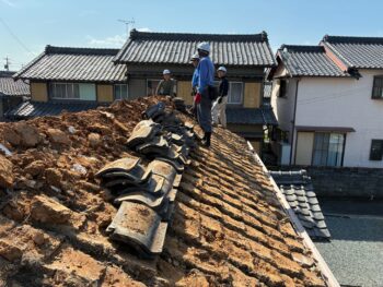既存の瓦を一枚ずつ取り外し、屋根下地が確認できる状態まで撤去を進めました。屋根内部の状態を確認しながら作業を行い、新しく施工する下地や屋根材に影響が出ないよう、残す部分にも配慮しながら慎重に撤去しています。