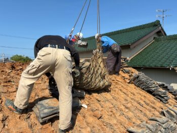 既存の瓦を一枚ずつ取り外し、屋根下地が確認できる状態まで撤去を進めました。屋根内部の状態を確認しながら作業を行い、新しく施工する下地や屋根材に影響が出ないよう、残す部分にも配慮しながら慎重に撤去しています。