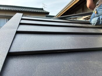防水紙の施工後、新しい金属屋根材を屋根の形状に合わせて順番に設置しました。屋根材の位置や重なりを確認しながら固定し、屋根全体の納まりを整えています。軒先や棟など細かな部分まで確認しながら施工を進めました。