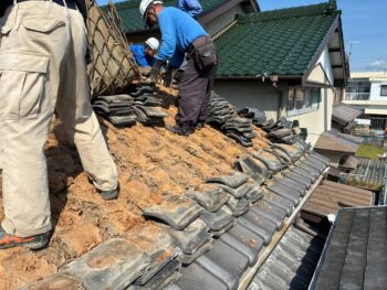 既存の瓦を一枚ずつ取り外し、屋根下地が確認できる状態まで撤去を進めました。屋根内部の状態を確認しながら作業を行い、新しく施工する下地や屋根材に影響が出ないよう、残す部分にも配慮しながら慎重に撤去しています。