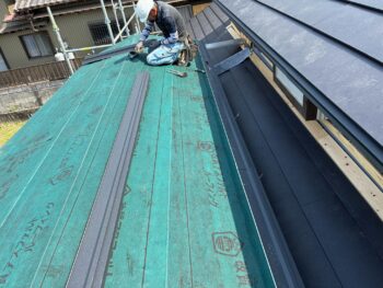 新しい木下地の上には、防水紙を屋根全体に施工しました。屋根材の下へ雨水が入り込んだ場合にも建物内部へ浸入しにくいよう、重なりや取り合い部分を確認しながら施工しています。屋根を長く守るうえで重要な防水層を丁寧に整えました。