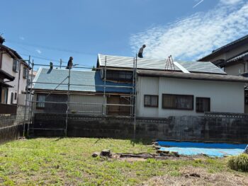 防水紙の施工後、新しい金属屋根材を屋根の形状に合わせて順番に設置しました。屋根材の位置や重なりを確認しながら固定し、屋根全体の納まりを整えています。軒先や棟など細かな部分まで確認しながら施工を進めました。