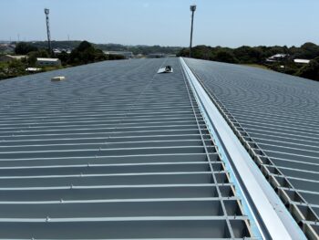 【豊橋市二川】工場屋根カバー工法|錆・経年劣化が見られる屋根を金属屋根材で改修