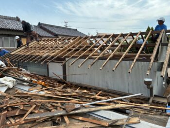 瓦を撤去した後、既存の屋根下地を解体し、内部の状態を確認しました。傷みが見られる部分を取り除き、新しい下地を施工できる状態まで整えています。屋根全体の形状や納まりを確認しながら、次の工程へ進めました。