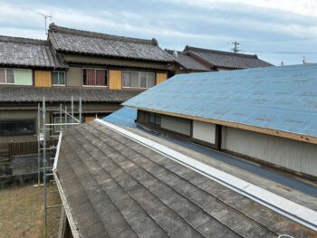 新しい木下地の上には、防水紙を屋根全体に施工しました。屋根材の下へ雨水が入り込んだ場合にも建物内部へ浸入しにくいよう、重なりや取り合い部分を確認しながら施工しています。屋根を長く守るうえで重要な防水層を丁寧に整えました。