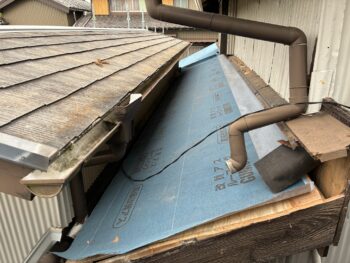 新しい木下地の上には、防水紙を屋根全体に施工しました。屋根材の下へ雨水が入り込んだ場合にも建物内部へ浸入しにくいよう、重なりや取り合い部分を確認しながら施工しています。屋根を長く守るうえで重要な防水層を丁寧に整えました。