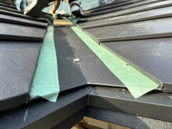 防水紙の施工後、新しい金属屋根材を屋根の形状に合わせて順番に設置しました。屋根材の位置や重なりを確認しながら固定し、屋根全体の納まりを整えています。軒先や棟など細かな部分まで確認しながら施工を進めました。